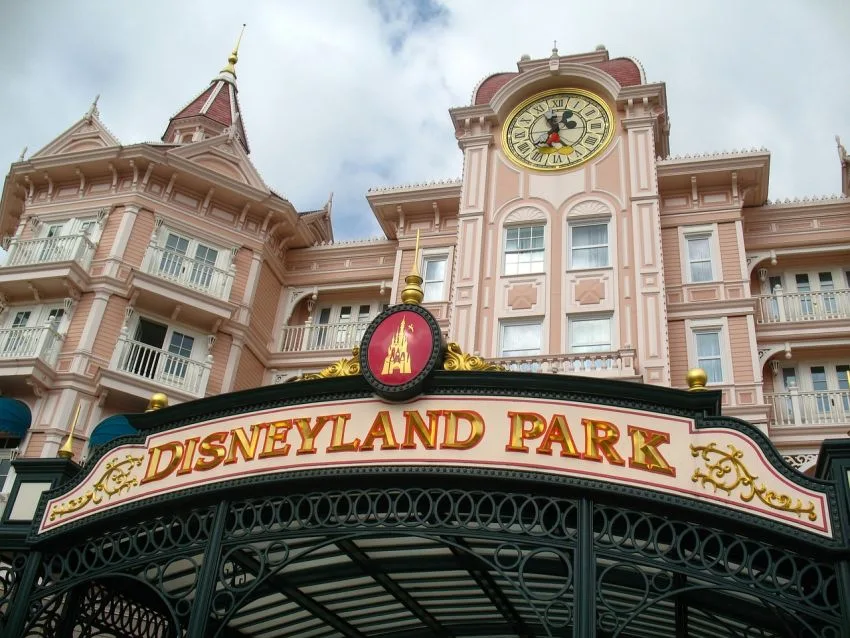なぜ彼女はディズニーで3時間の乗り物待ちができるのか