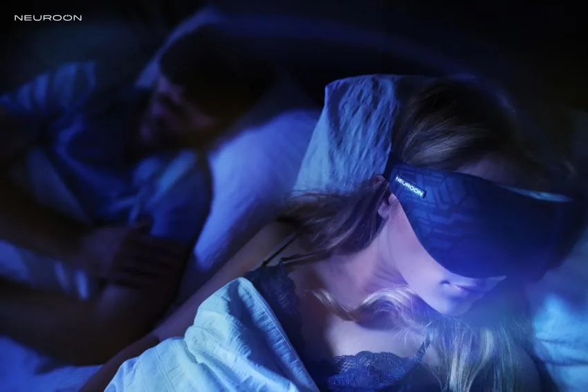 ソフトバンクが睡眠の質を向上させるアイマスク型デバイス｢Neuroon｣を販売開始