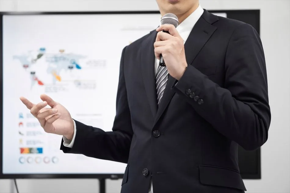 天職と思うレンガ職人と実務を行う新入社員